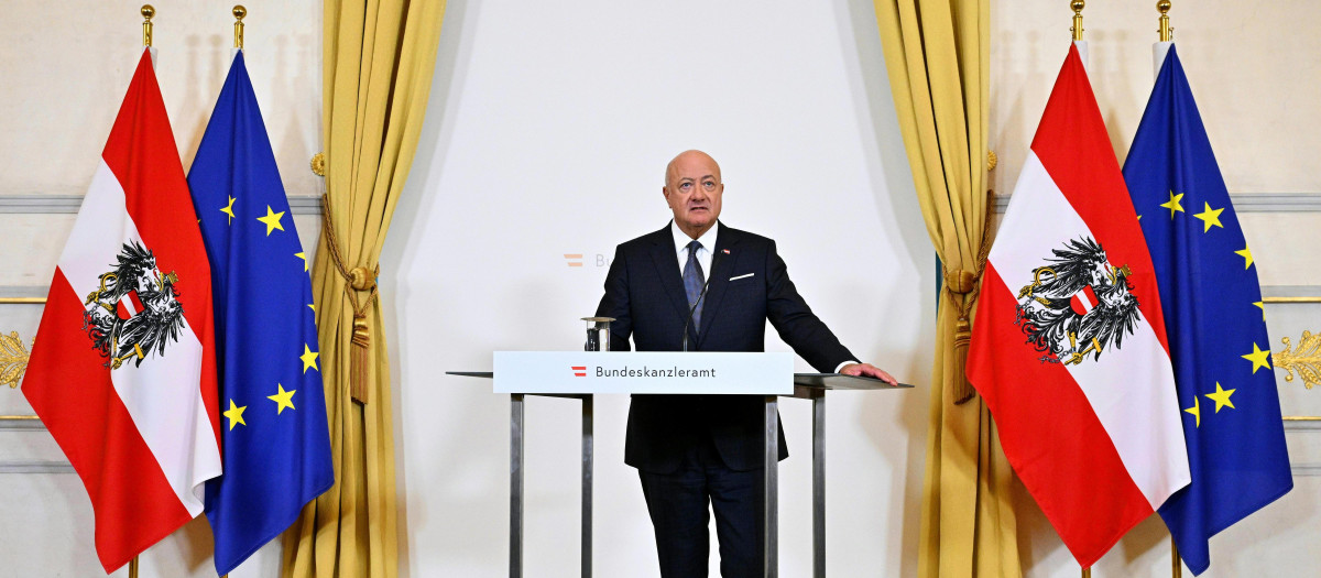 Christian Stocker, canciller austriaco, durante una rueda de prensa