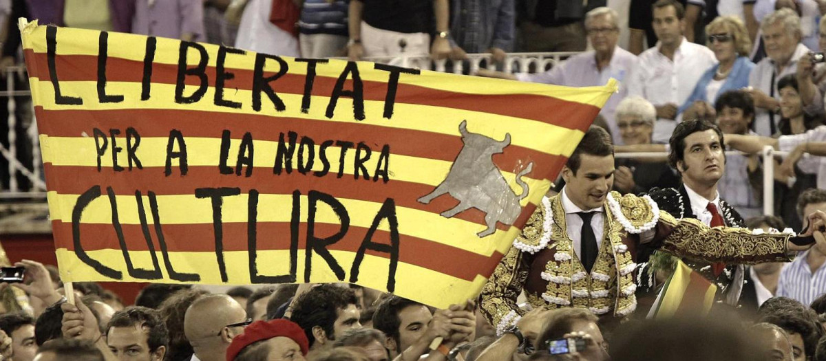 Una de las pancartas que se vio en la Monumental de Barcelona en una de sus últimas corridas