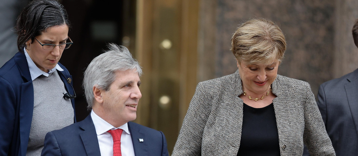 La directora gerente del Fondo Monetario Internacional, Kristalina Georgieva, y el ministro de Economía, Luis Caputo, salen después de sostener una reunión este lunes en Buenos Aires