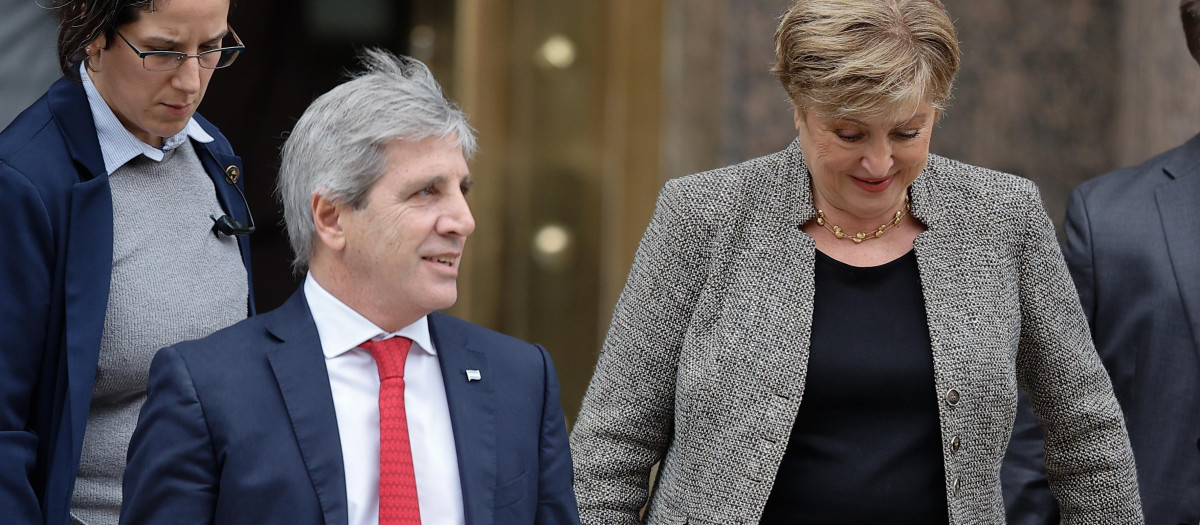 La directora gerente del Fondo Monetario Internacional, Kristalina Georgieva, y el ministro de Economía, Luis Caputo, salen después de sostener una reunión este lunes en Buenos Aires