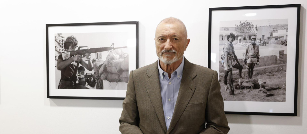Arturo Pérez-Reverte, durante la presentación de Pérez-Reverte su exposición 'Fotografías de guerra', el pasado mes de mayo