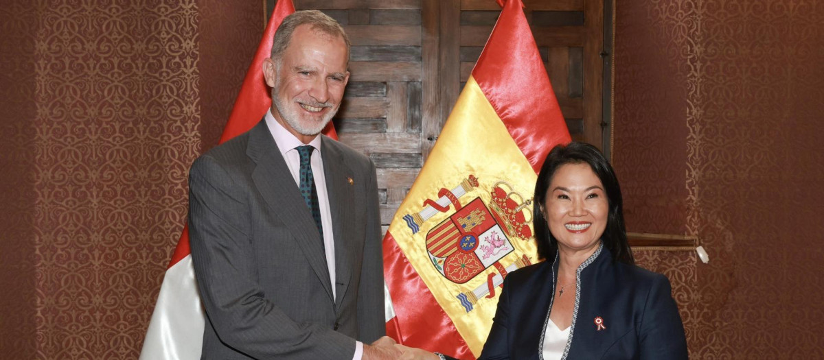 El Rey de España, Felipe VI, posa con la presidenta electa de Perú, Keiko Fujimori