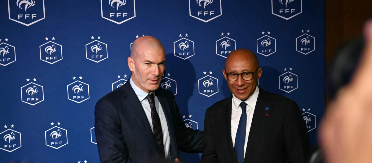 Zinedine Zidane posa junto a Philippe Diallo para los medios gráficos