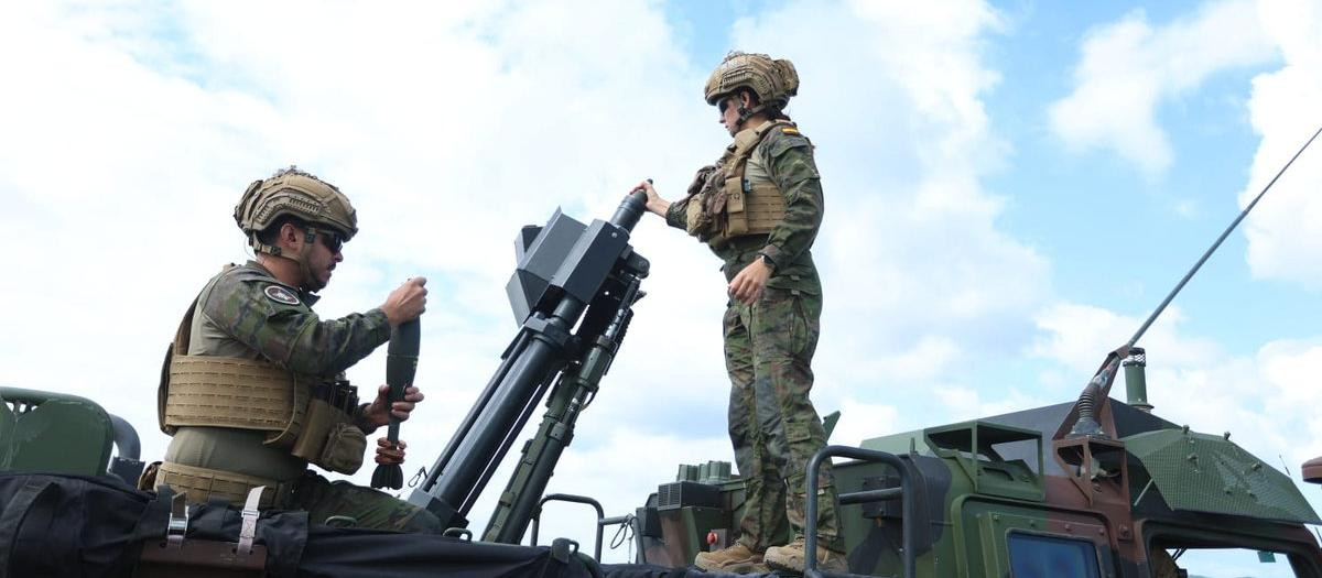 Los militares españoles de Infantería de Marina FIMAR_RIV desplegados en Rumanía han realizado un ejercicio de tiro real con mortero embarcado sobre un vehículo de alta movilidad táctica (VAMTAC)