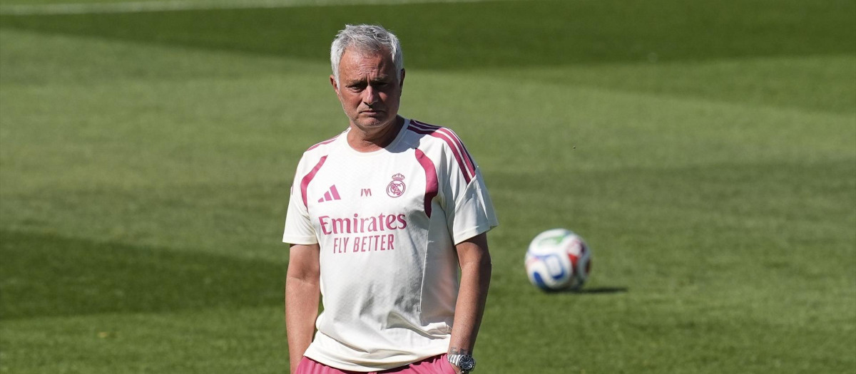 (Foto de ARCHIVO)
Jose Mourinho, head coach of Real Madrid, looks on during the Real Madrid training session held in collaboration with A.D. Alcorcon at Alfredo Di Stefano stadium on July 24, 2026, in Valdebebas, Madrid, Spain.

Dennis Agyeman / AFP7 / Europa Press
24/7/2026 ONLY FOR USE IN SPAIN