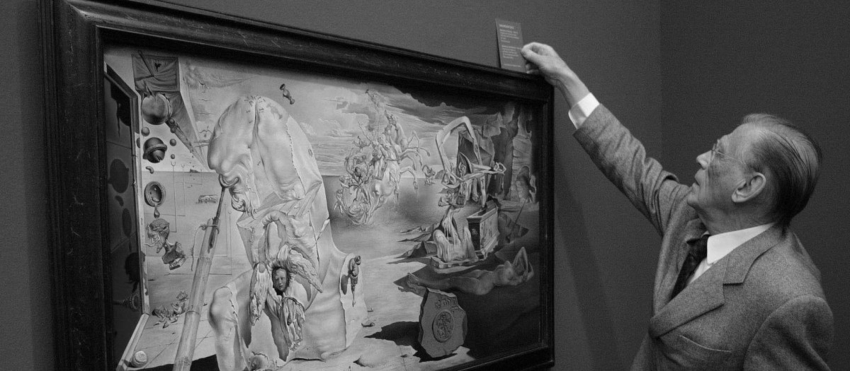 Josep Vilarasau junto a una pintura de Dalí, en 2004
