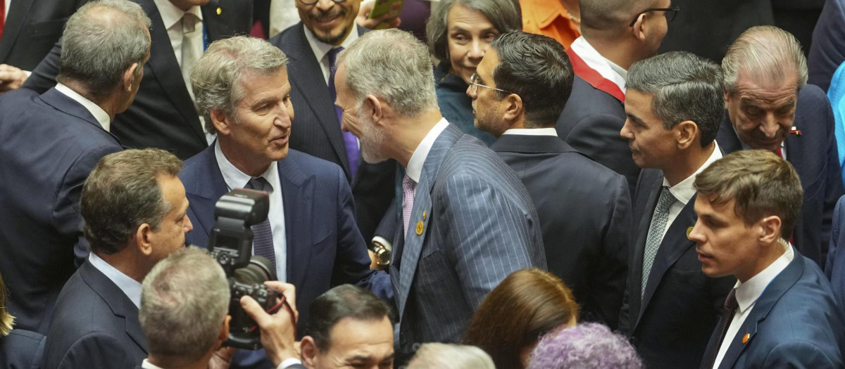 El Rey con Alberto Núñez-Feijoo en Lima, en la toma de posesión de Keiko Fujimori
