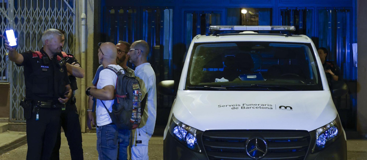 Dispositivo policial en el domicilio de Barcelona