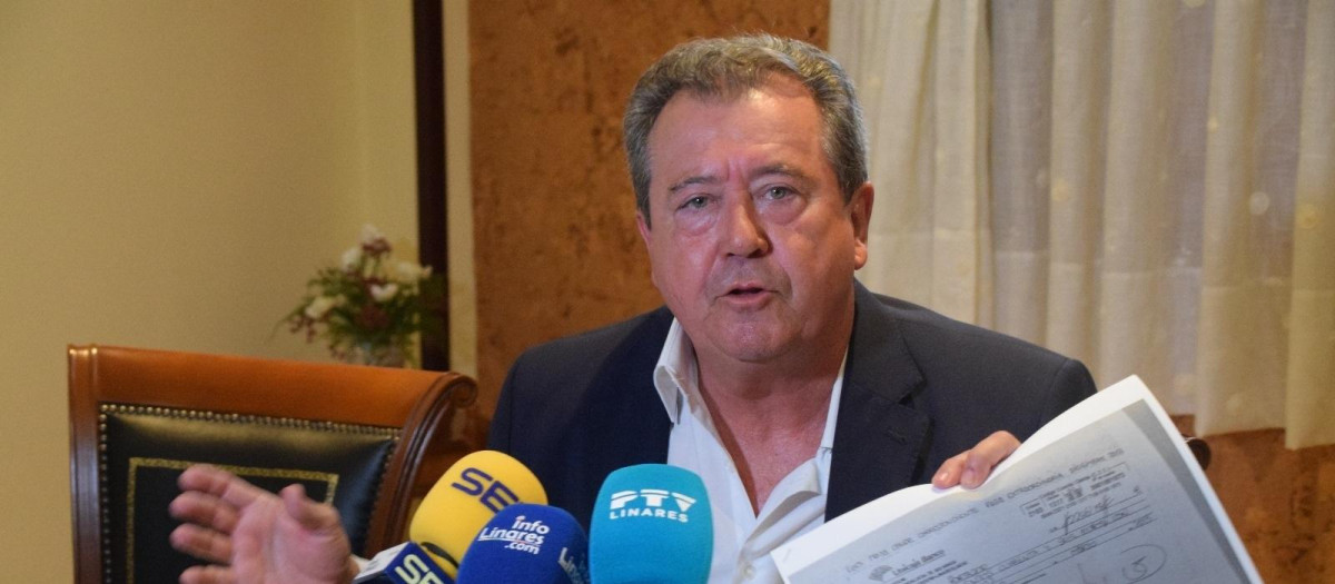 El exalcalde de Linares Juan Fernánez, durante una rueda de prensa (archivo)
