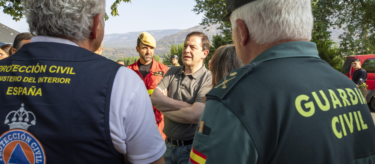El presidente de la Junta de Castilla y León, Alfonso Fernández Mañueco, visita el Puesto de Mando Avanzado de Navaluenga