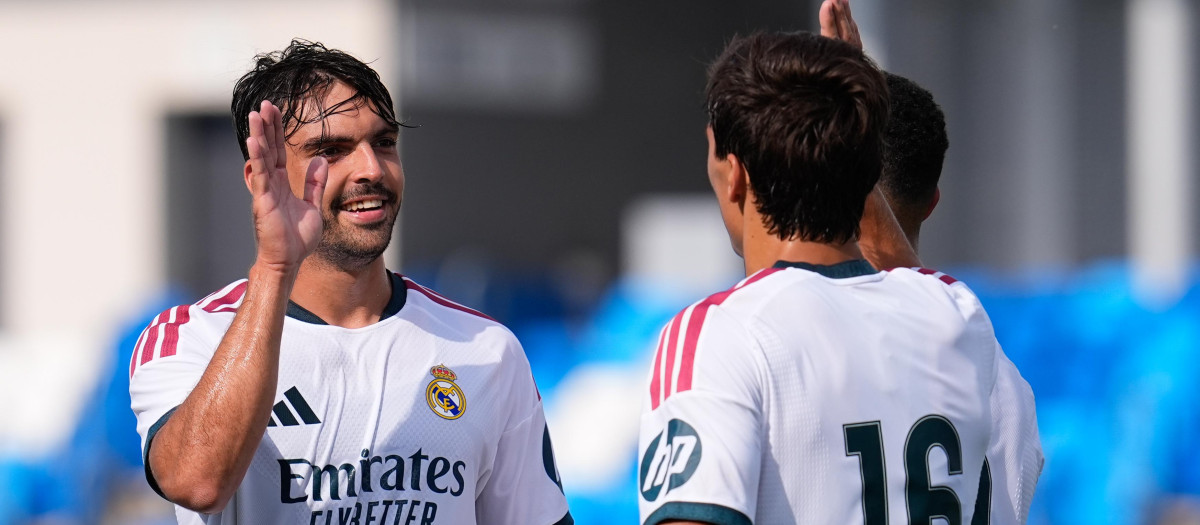 Gonzalo García celebrando junto a Raúl Asencio su gol ante el Leganés en pretemporada