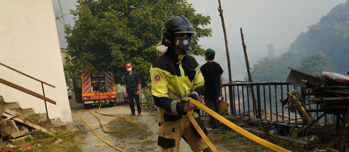 Un bombero en la localidad leonesa de Quintela