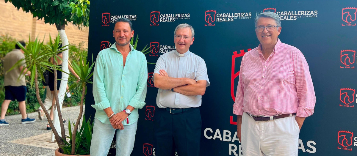 Javier Gómez, Joaquín Alberto Nieva y Rafael Blanco, en las Caballerizas Reales de Córdoba