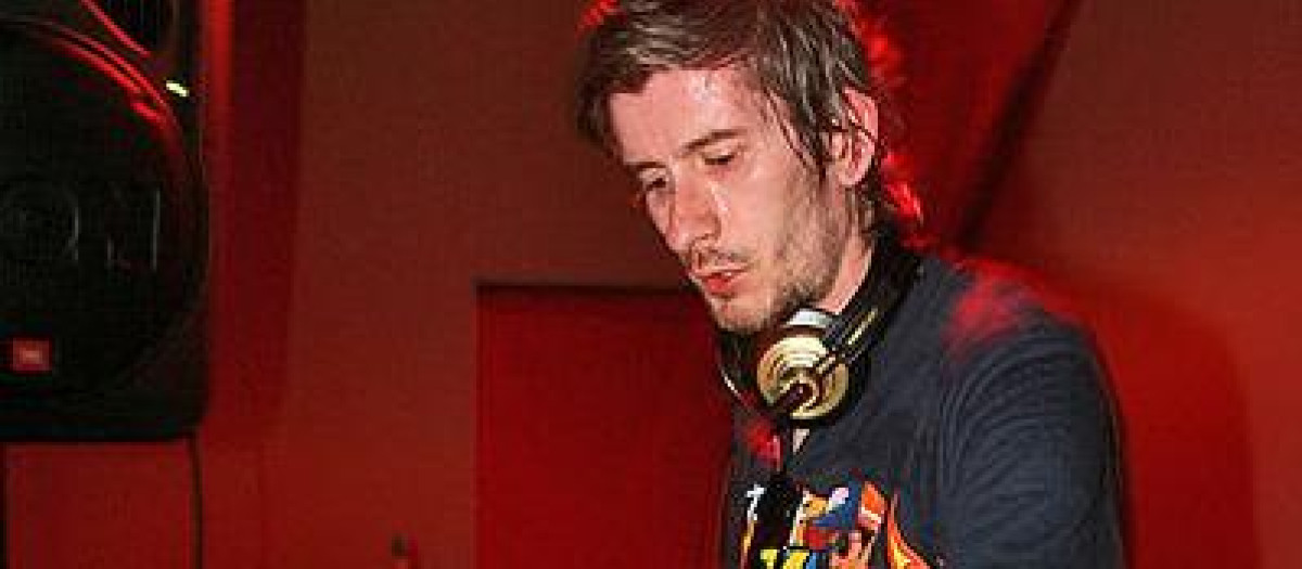 El DJ francés Kavinsky durante una actuación