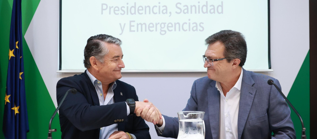El consejero de Sanidad, Antonio Sanz (i), firma un acuerdo con el presidente del Sindicato Médico Andaluz (SMA), Rafael Ojeda (d)