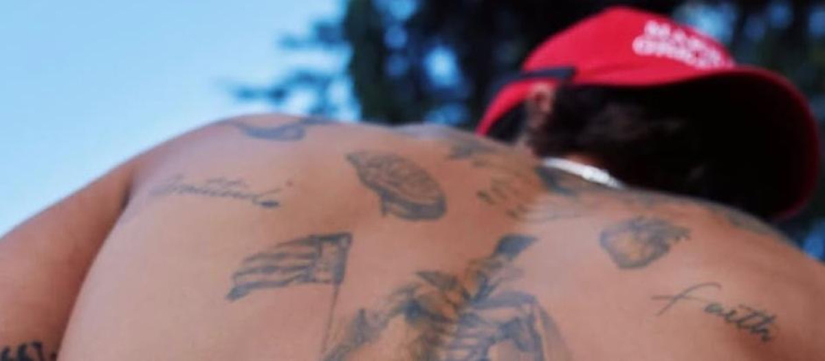 La espalda llena de tatuajes de Ferran Torres