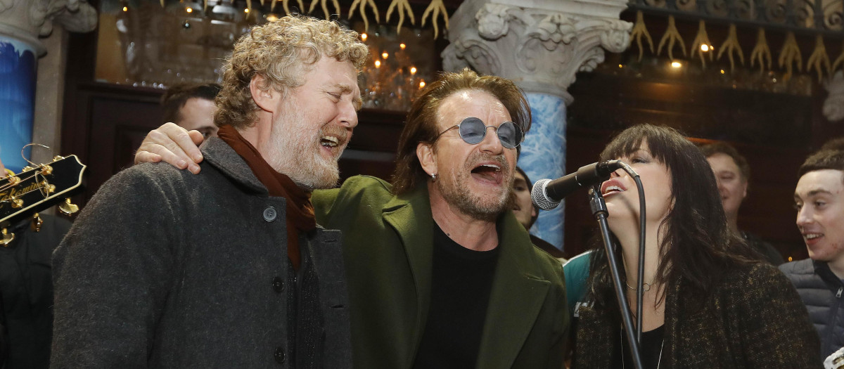 Glen Hansard con Bono, de U2, e Imelda May cantando en las calles de Dublín