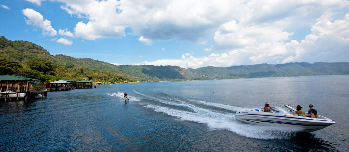 Esquí acuático en el salvadoreño lago de Coatepeque