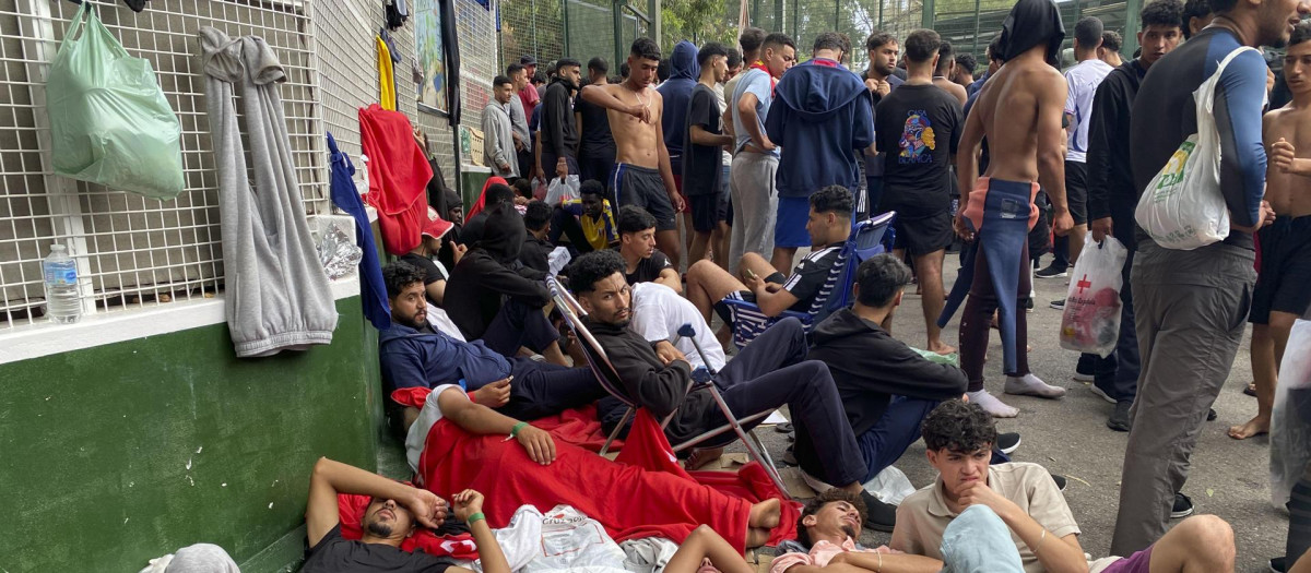 Más de 400 personas, según los cálculos estimados por fuentes policiales, aguardan en estos momentos poder acceder al interior del Centro de Estancia Temporal de Inmigrantes (CETI), cuyo recinto tiene cubiertas sus 512 plazas e incluso alguna más. EFE/ Rafael Peña