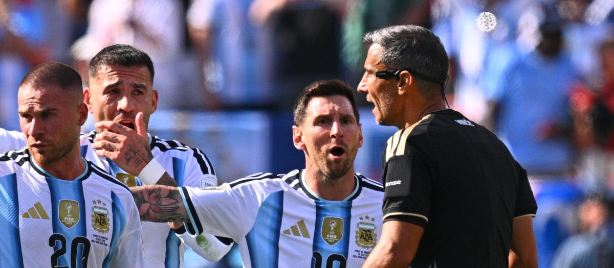 Leo Messi protestando al árbitro durante la final del Mundial que jugó contra España