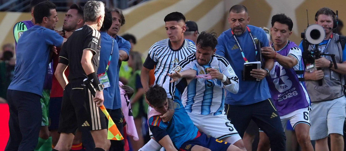 La pelea que se produjo tras la final del Mundial entre Leandro Paredes y Gavi