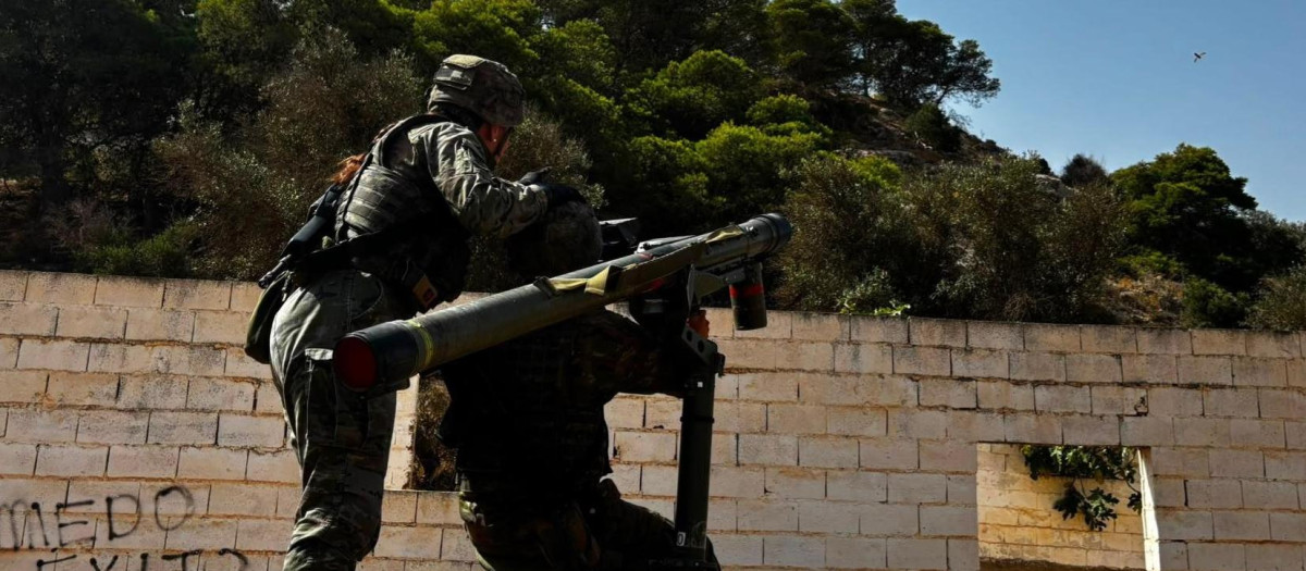 Militares del regimiento de Artillería 32 desplegados con el sistema de misiles Mistral en Melilla
