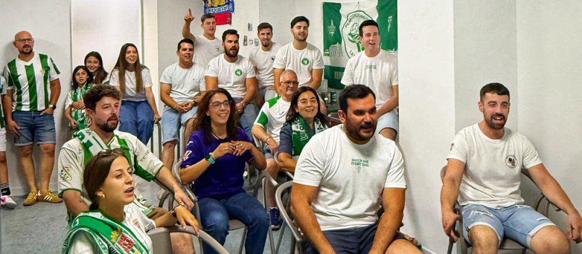 Seguidores del Córdoba en la espera de abonarse