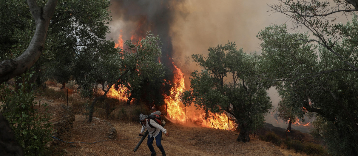 Imagen de uno de los incendios que acorralan a Grecia