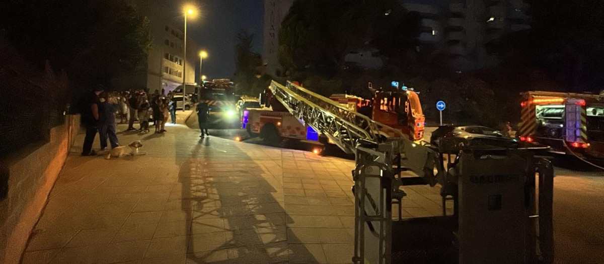 Efectivos intervienen en el incendio en una vivienda en Benalmádena en el que han fallecido dos menores

REMITIDA / HANDOUT por AYUNTAMIENTO DE BENALMÁDENA
Fotografía remitida a medios de comunicación exclusivamente para ilustrar la noticia a la que hace referencia la imagen, y citando la procedencia de la imagen en la firma
30/7/2026