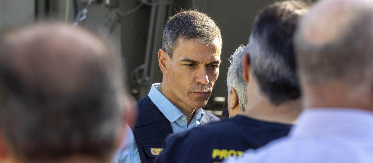 El presidente del Gobierno, Pedro Sánchez, visita el Puesto de Mando Avanzado de Navaluenga