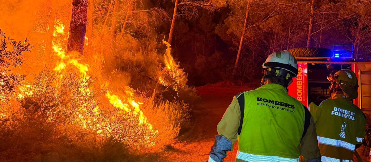Imagen de los bomberos en el incendio de la Vall d'Uixò (Castellón).