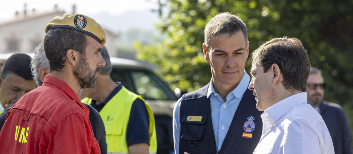 Mañueco dialoga con Sánchez, este jueves, en Navaluenga, Ávila
