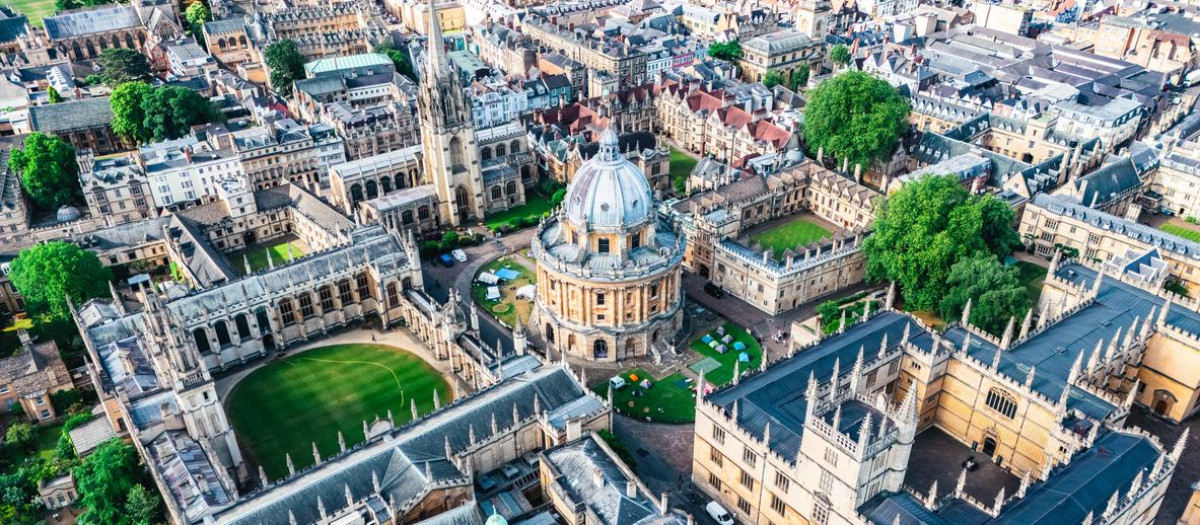 Vista aérea de la Universidad de Oxford y la ciudad