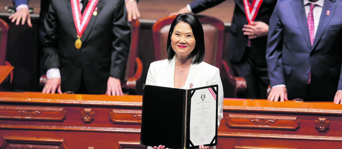 LIMA 15 DE JULIO   DEL 2026.En una ceremonia solemne, el Jurado Nacional de Elecciones (JNE) encabezado Roberto borneo  entregó este miércoles a Keiko Fujimori sus credenciales como presidenta de la República electa para el período 2026-2031...En su discurso, la mandataria electa puntualizó que la reconciliación nacional no significa olvidar nuestras diferencias y que ningún gobierno puede sacar adelante al Perú “si alimenta el odio”.