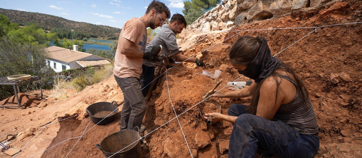 (Foto de ARCHIVO)
Excavación arqueológica en Ruidera.

REMITIDA / HANDOUT por UNIVERSIDAD COMPLUTENSE
Fotografía remitida a medios de comunicación exclusivamente para ilustrar la noticia a la que hace referencia la imagen, y citando la procedencia de la imagen en la firma
01/9/2025