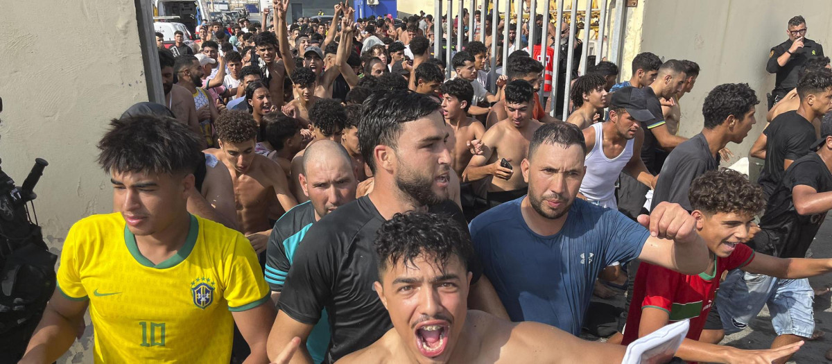 CEUTA, 30/07/2026.- Vista de la entrada ilegal a nado en Ceuta de migrantes marroquíes y argelinos este jueves. Los centros de acogida de adultos y menores de la ciudad autónoma de Ceuta siguen colapsados tras la llegada irregular de unos 1.500 migrantes en los últimos nueve días, lo que ha llevado a su presidente, Juan Jesús Vivas, a pedir una acción contundente y sin dilación al Estado ante la dimensión de la crisis migratoria.EFE/ Reduan Dris