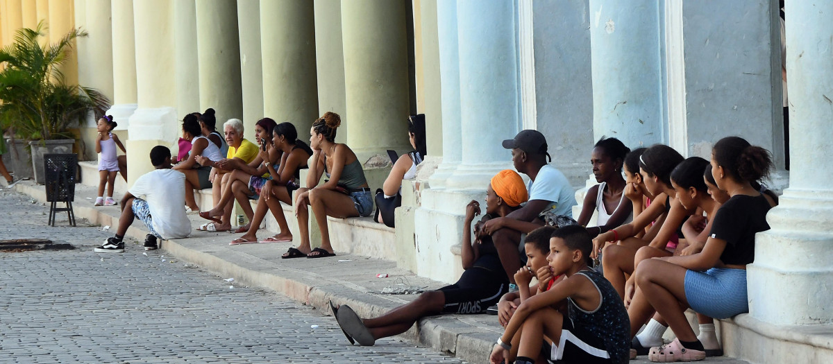 (Foto de ARCHIVO)
BEIJING, July 16, 2026  -- People sit in the shade due to the intense heat during a nationwide blackout in Havana, capital of Cuba, July 14, 2026. Cuba was hit by a third nationwide blackout in a little over a week on Tuesday, the National Electric Union said.

Europa Press/Contacto/Joaquin Hernandez
14/7/2026