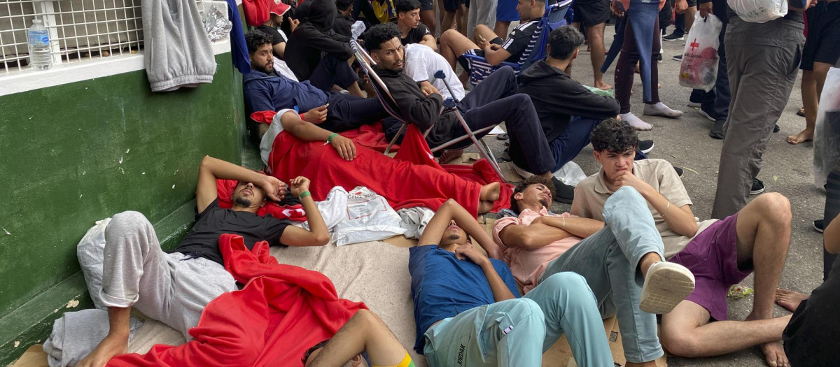 CEUTA (ESPAÑA), 29/07/2026.- Más de 400 personas, según los cálculos estimados por fuentes policiales, aguardan en estos momentos poder acceder al interior del Centro de Estancia Temporal de Inmigrantes (CETI), cuyo recinto tiene cubiertas sus 512 plazas e incluso alguna más. EFE/ Rafael Peña