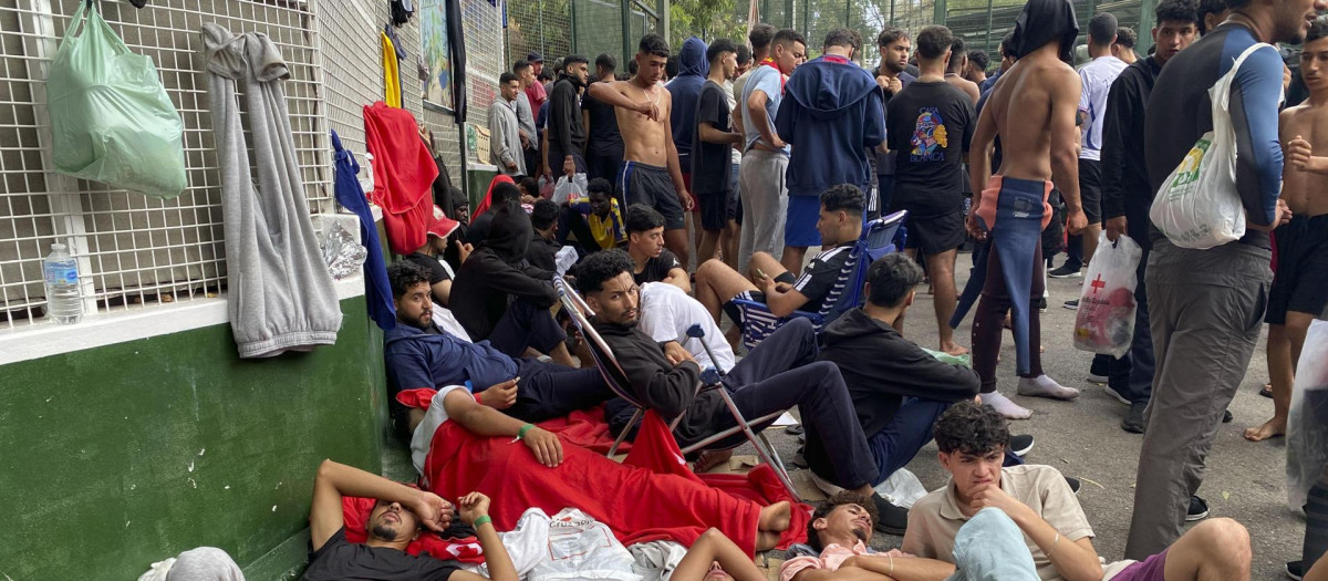 CEUTA (ESPAÑA), 29/07/2026.- Más de 400 personas, según los cálculos estimados por fuentes policiales, aguardan en estos momentos poder acceder al interior del Centro de Estancia Temporal de Inmigrantes (CETI), cuyo recinto tiene cubiertas sus 512 plazas e incluso alguna más. EFE/ Rafael Peña