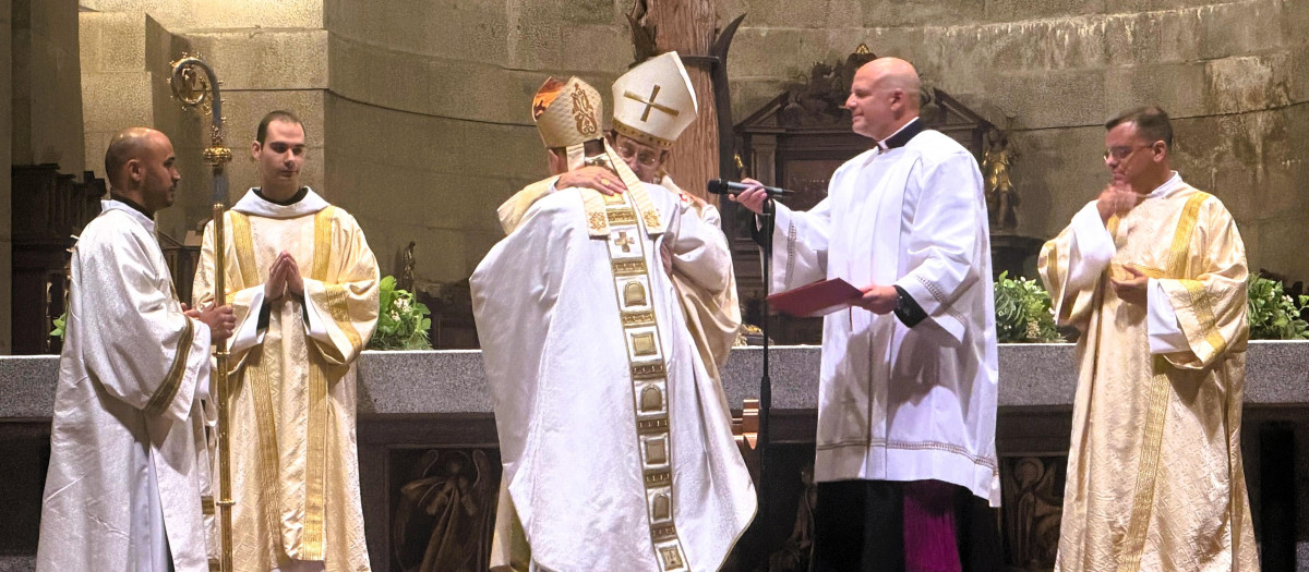 El cardenal Cobo y fray Alfredo Maroto se funden en un abrazo tras la bendición abacial