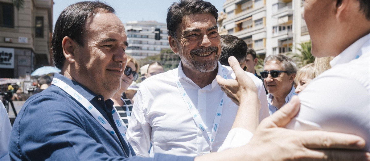 Imagen de archivo del presidente de la Generalitat valenciana, Juanfran Pérez Llorca, y el alcalde de Alicante, Luis Barcala, en la mascletà del 24 de junio