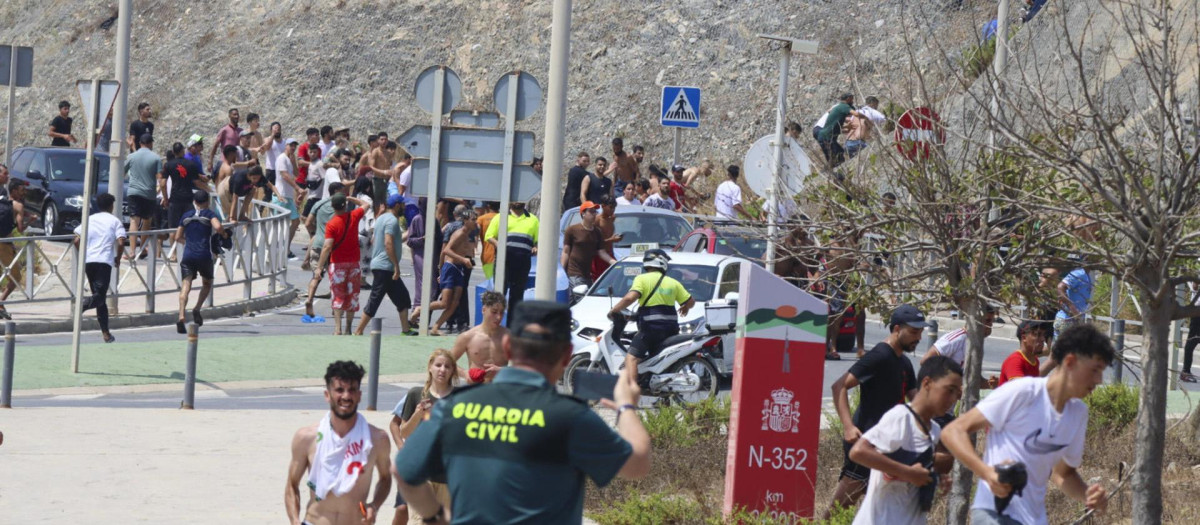 Los agentes de seguridad preguntados por EFE aseguraron desconocer el motivo de esta masiva concentración de jóvenes para cruzar la valla, que coincide con la celebración de la Fiesta del Trono en Marruecos.