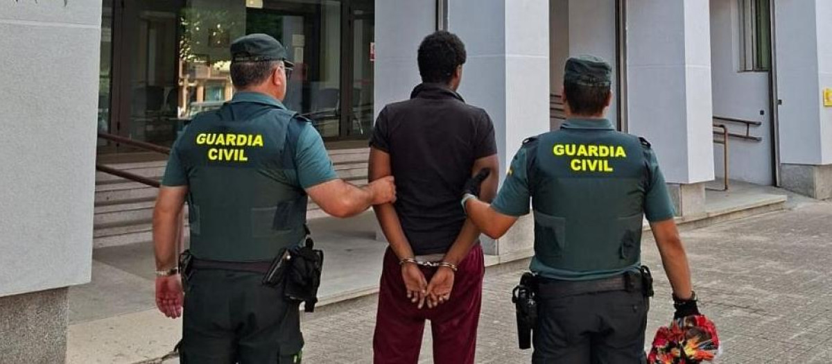 La Guardia Civil ha detenido a un varón de 22 años como presunto autor de un delito de incendio forestal en el paraje Las Salinas de Matachana, término municipal de Castropodame (León)