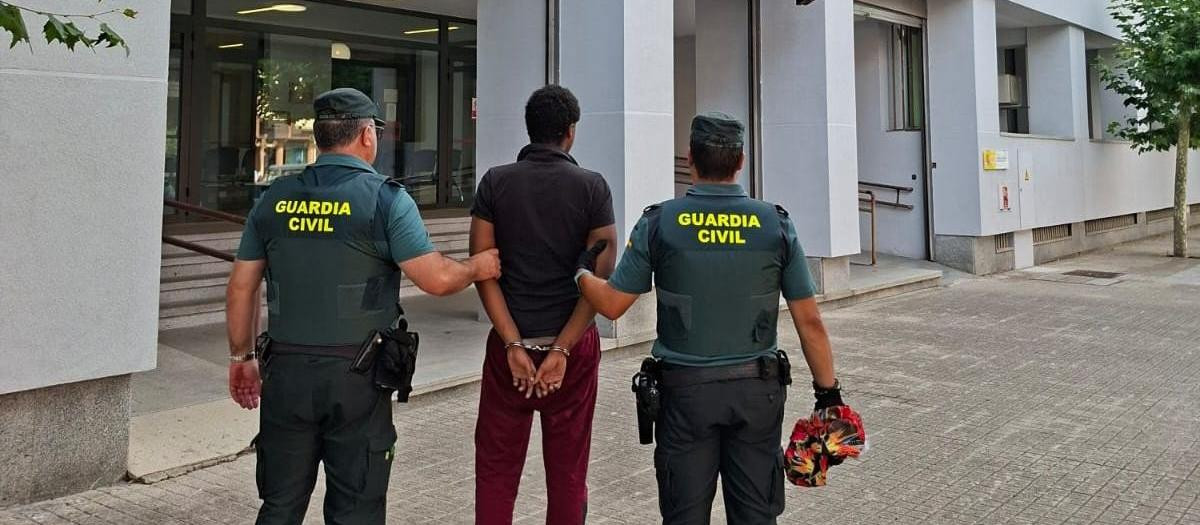 La Guardia Civil ha detenido a un varón de 22 años como presunto autor de un delito de incendio forestal en el paraje Las Salinas de Matachana, término municipal de Castropodame (León)