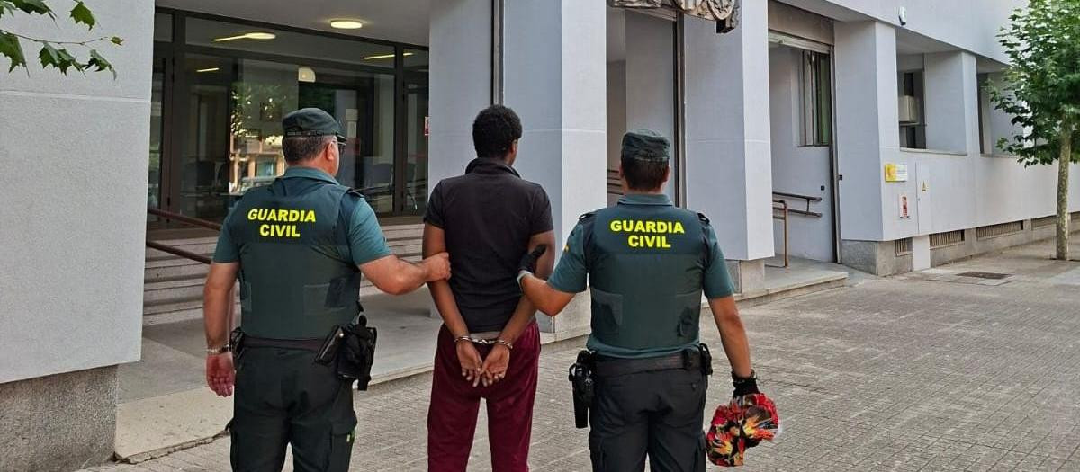 La Guardia Civil ha detenido a un varón de 22 años como presunto autor de un delito de incendio forestal en el paraje Las Salinas de Matachana, término municipal de Castropodame (León)