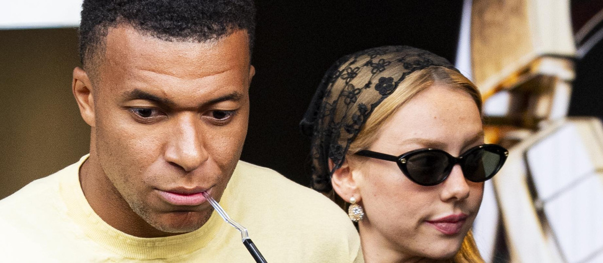 Kylian Mbappé y Ester Expósito en París