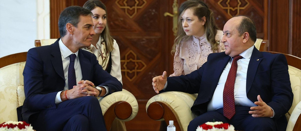 El presidente del Gobierno, Pedro Sánchez, y el primer ministro argelino, Sifi Ghrieb, en Argel, Argelia, el 20 de julio de 2026