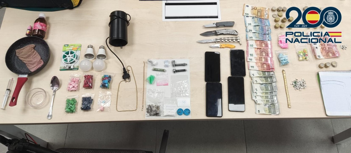 Imagen de la droga y los objetos incautados por la Policia Nacional