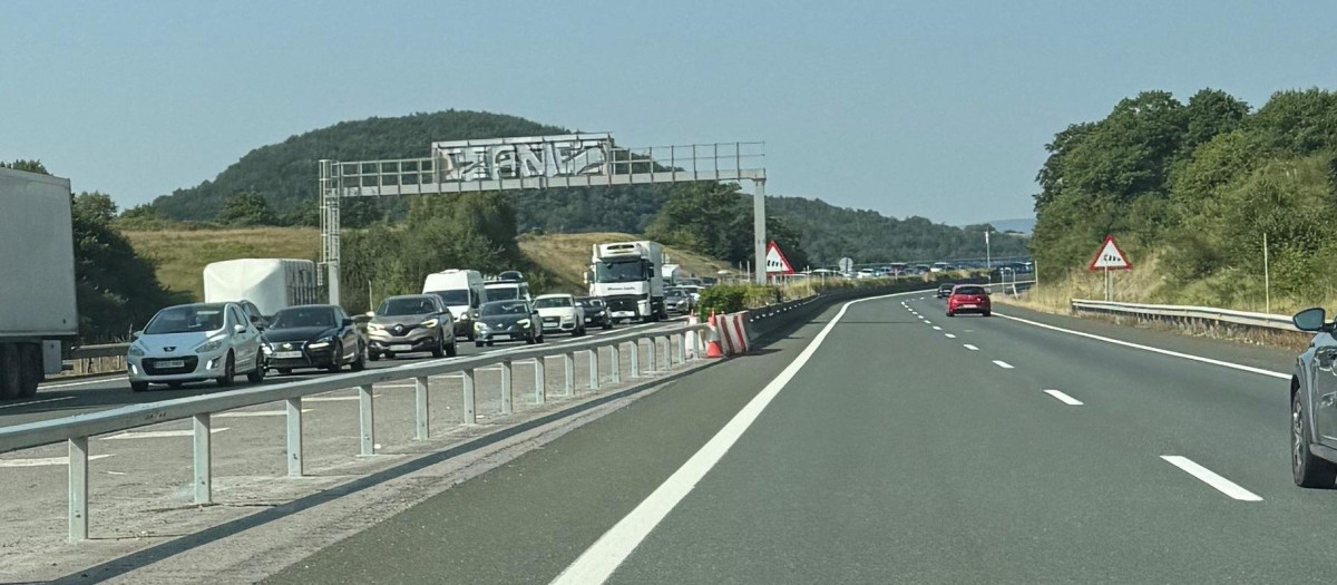 Alguno de los atascos como el de la A-66 llega a superar la hora
