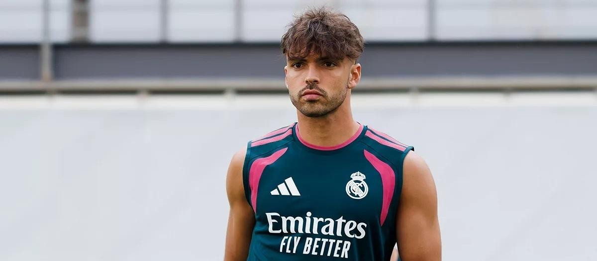 l Raúl Asencio no se ha entrenado este jueves con el Real Madrid por una lesión en la pierna derecha